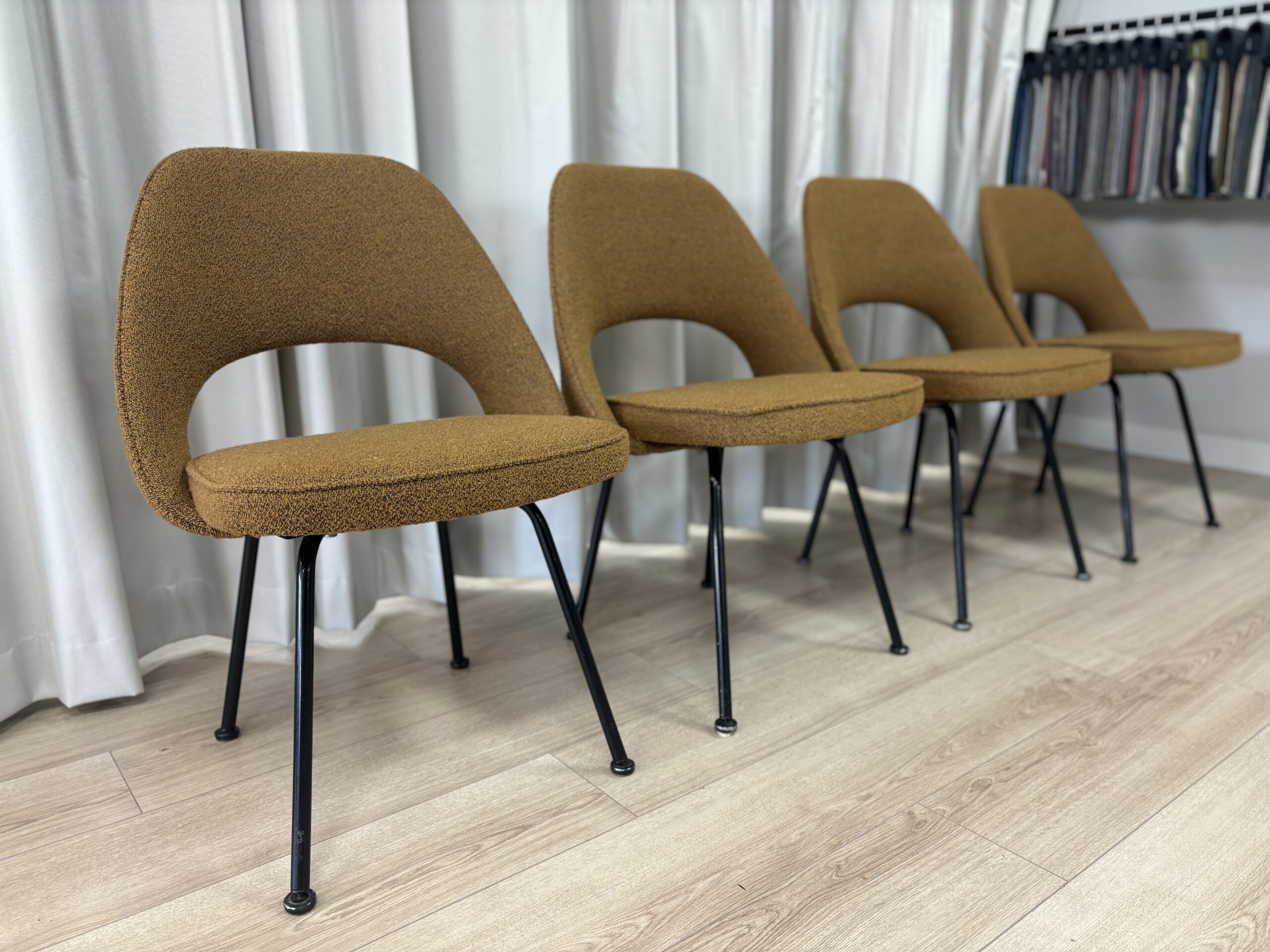 Set van 4 Knoll Saarinen Chairs | Okergeel Bouclé | Nieuw gestoffeerd